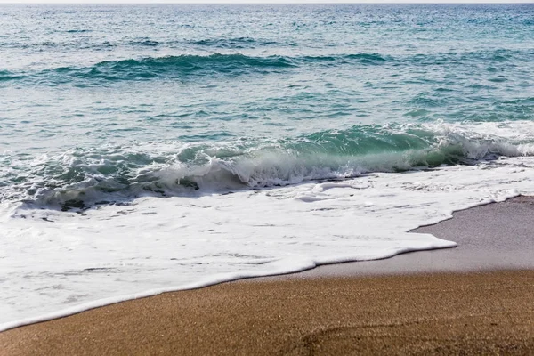 Хвилі на піщаному пляжі — стокове фото