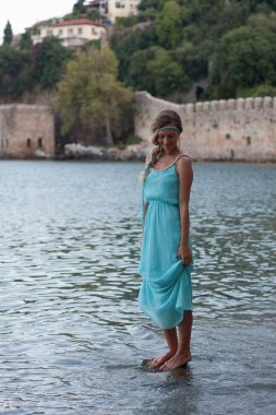 Sarışın genç kadın ile örgülü turkuaz elbise giyen duymak 