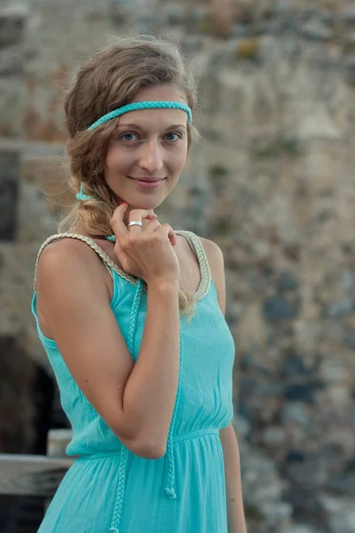 Genç sarışın kadın mavi gözleri ve örgülü giyen duymak turq — Stok fotoğraf