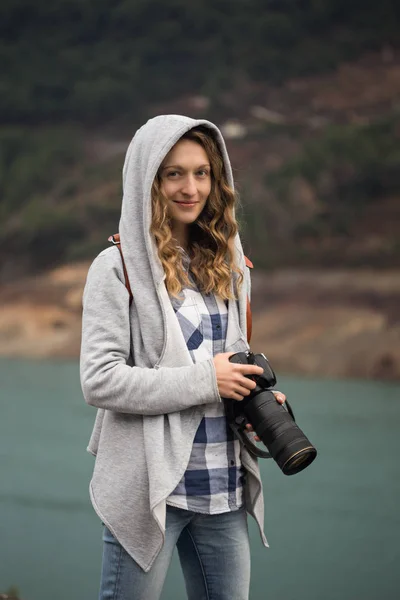 Mujer fotógrafa con lente de longitud focal larga —  Fotos de Stock
