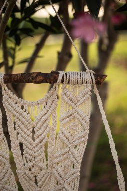 Alan sığ derinliği ile vurdu Driftwood parçası asılı makrome sanat closeup
