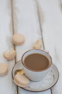 bir fincan kahve ile pembe macaroons