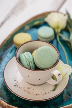 Bir fincan yeşil macaroons ile