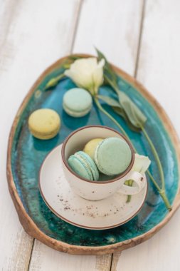 Bir fincan yeşil macaroons ile