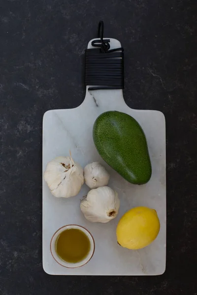 Gesunder Lebensstil. frische Avocado, Zitrone, Knoblauch und Oliven — Stockfoto