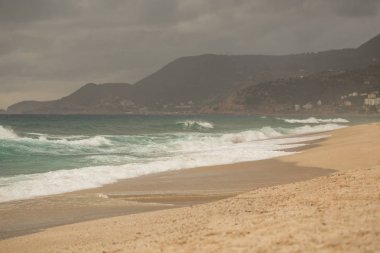 Alanya 'daki Kleopatra plajında kışın kumsal ve deniz fırtınası