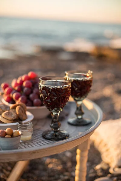 Romantisk middag med vin och druvor av seaside — Stockfoto