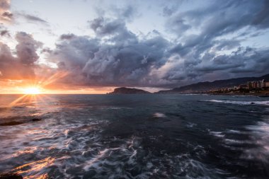 Türkiye'de Akdeniz kenti Alanya'nın uzun pozlama ve gün batımı deniz manzarası