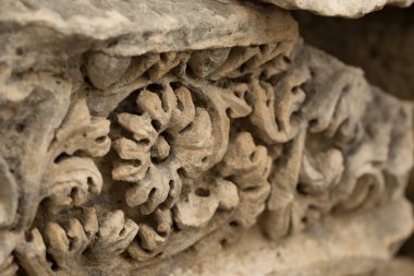 antik kentte oyulmuş taş işçiliği. Sığ alan derinliği ile çekim.