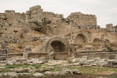 Türkiye'de Perge antik kentinde taş duvar ve kemer