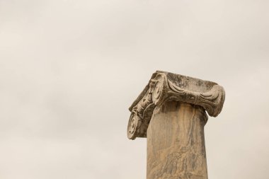 Antik kentte oyma taş işçiliği ile mermer sütunun üst kısmı.