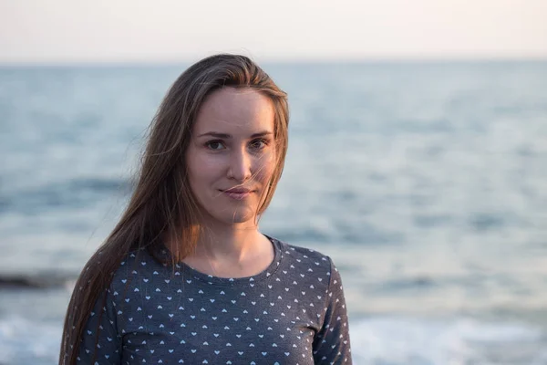 Sonriente joven hembra junto al mar —  Fotos de Stock