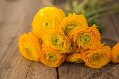 Ahşap masa üzerinde sarı Düğünçiçeği buket 