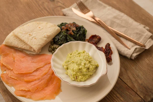 Healthy Breakfast Platter Guacamole Smoked Salmon Spinhach Capers Dried Tomatoes — Stock Photo, Image