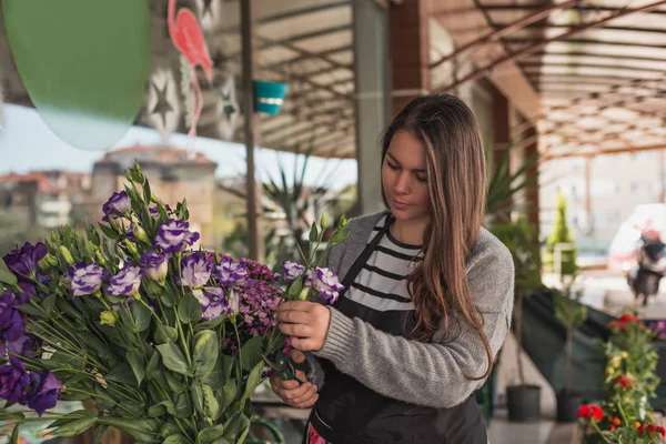 Conceito de pequeno negócio. florista feminina trabalhando em uma loja de flores — Fotografia de Stock