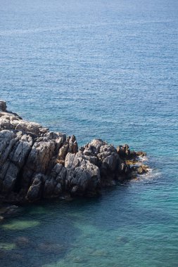 Saf su turkuaz denizde kayalarda