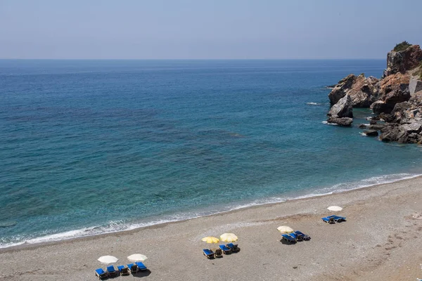 Красивий піщаний пляж з кришталево чистою водою — стокове фото