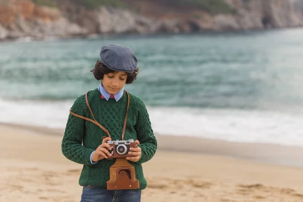 Niño Con Gorra Plana Suéter Verde Sosteniendo Cámara Película Vintage —  Fotos de Stock