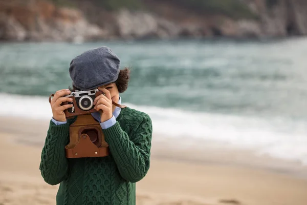 Niño Con Gorra Plana Suéter Verde Rodaje Con Cámara Película —  Fotos de Stock