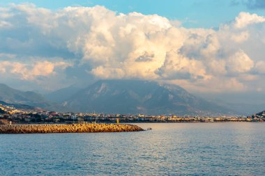 Uzak görüşte dağlar ile Akdeniz kıyı kenti ile Deniz Manzarası