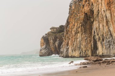 Kumlu sahilde rock ile manzara. Kizilin plaj Gazipasha Antalya şehir bölgesinde Akdeniz Türkiye'de. Uzay kopyalayın. Yatay kompozisyon.
