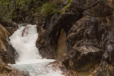 Art arda sıralı şelale dağ Sapadere Kanyonu Türkiye manzara. Yatay kompozisyon