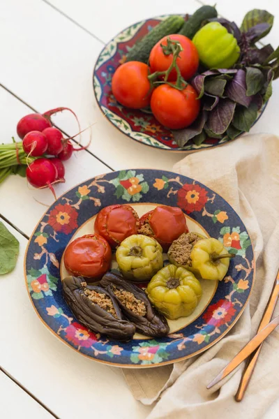 Meat Stuffed Tomatoes Peppers Eggplant Served Fresh Tomatoes Pepper Basilic — Stock Photo, Image