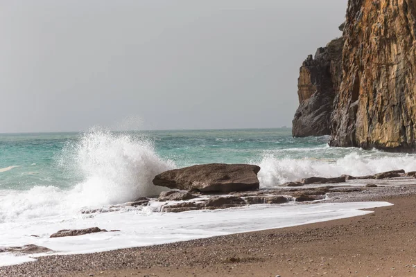 Ondas Enormes Esmagando Costa Bela Praia Espaço Para Cópia Composição — Fotografia de Stock