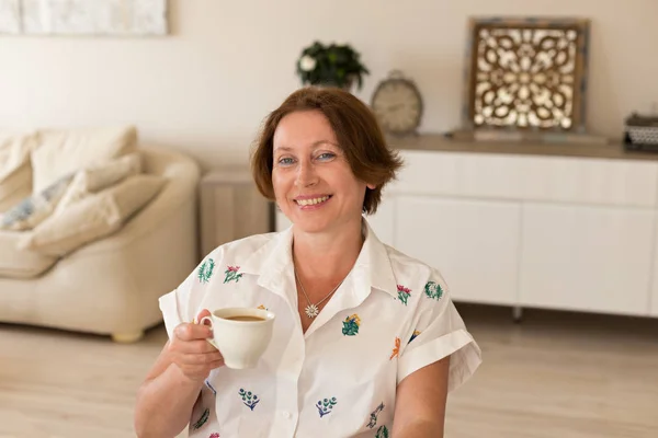 Mulher Meia Idade Radiante Sua Casa Com Uma Xícara Café — Fotografia de Stock