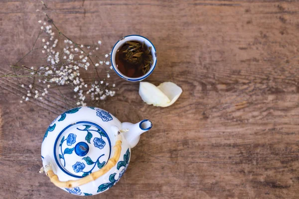 Aufnahme Einer Weißen Und Blauen Teekanne Und Einer Tasse Kräutertee — Stockfoto