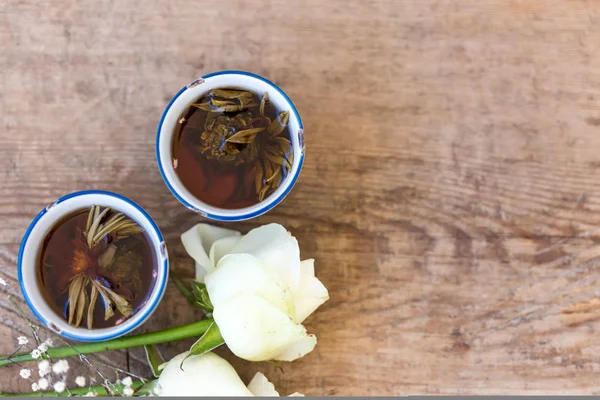 Draufsicht Auf Kräutertee Zwei Vintage Keramiktassen Und Rosen Auf Holztischplatte — Stockfoto