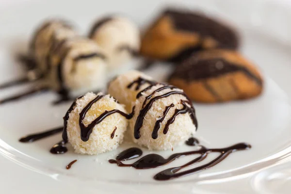 Bolas Coco Con Salsa Chocolate Plato Cerámica Blanca Profundidad Campo — Foto de Stock