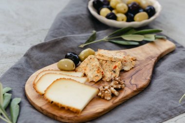Peynir kurulu iki farklı türde peynir ve zeytin ile.