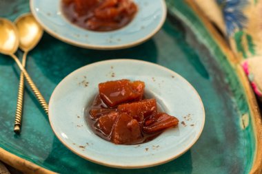 Ayva reçeli küçük mavi seramik tabak içinde. Alan sığ derinliği ile vurdu.