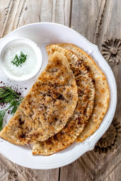 전통적인 아제르바이잔인 요리입니다 Qutabs의 세라믹 접시에 Flatbread — 스톡 사진