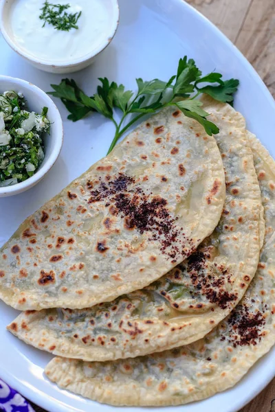 Geleneksel Azeri Mutfağı Qutabs Gözleme Yeşillikleri Ile Kadeh Üst Görünümü — Stok fotoğraf