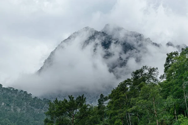 Seyahat ve doğa. Kayalık dağ tepe bulutlar.