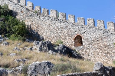 Alanya'da ortaçağ kale duvarının bir parçası. Güneşli bir günde çekilmiş.