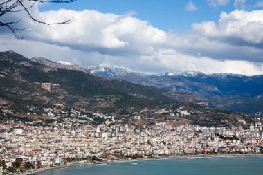 Dağlar deniz deniz manzarası ile bir sahil kasabası Alanya Türkiye'de güzel kar ile doruğa.