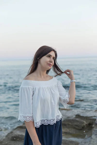 Retrato de una bella mujer joven junto al mar —  Fotos de Stock