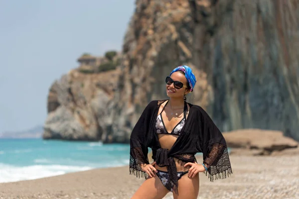 Elegante concepto de vacaciones de verano. Mujer en traje de playa en hermosa bahía . — Foto de Stock