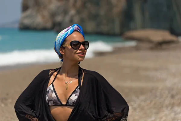 Conceito chique de férias de verão. Feminino em roupa de praia na bela baía . — Fotografia de Stock