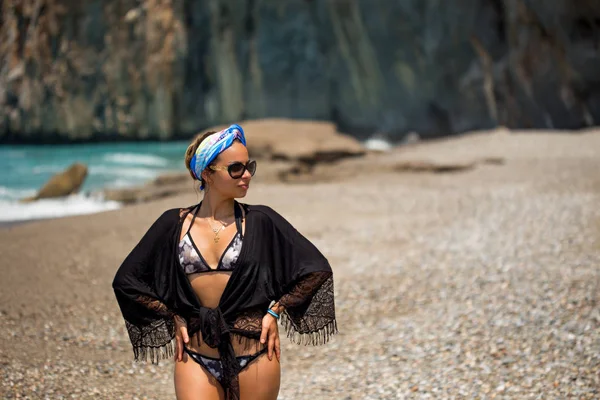 Conceito chique de férias de verão. Feminino em roupa de praia na bela baía . — Fotografia de Stock