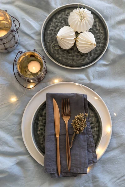 Christmas table setting with stoneware ceramic plates and origami decorations — Stock Photo, Image