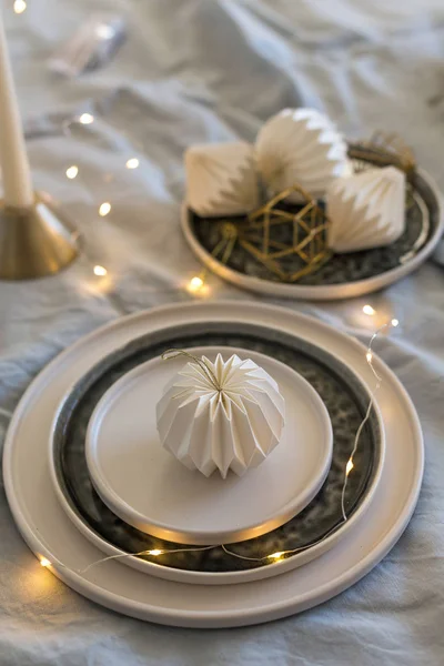 Christmas table setting with stoneware ceramic plates and origami decorations — Stock Photo, Image