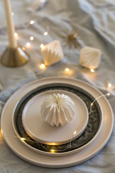 Christmas table setting with stoneware ceramic plates and origami decorations — Stock Photo, Image