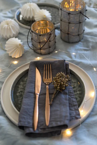 Christmas table setting with stoneware ceramic plates and origami decorations — Stock Photo, Image