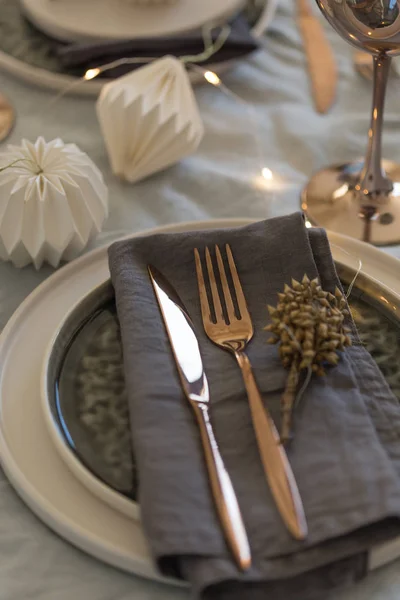 Christmas table setting with stoneware ceramic plates and origami decorations — Stock Photo, Image