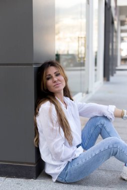 Şehir ortamında rahat giyinen kendine güvenen bir kadın.