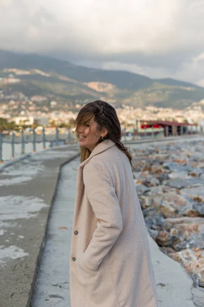 Ritratto primaverile di una donna bionda sorridente dai toni neutri — Foto Stock